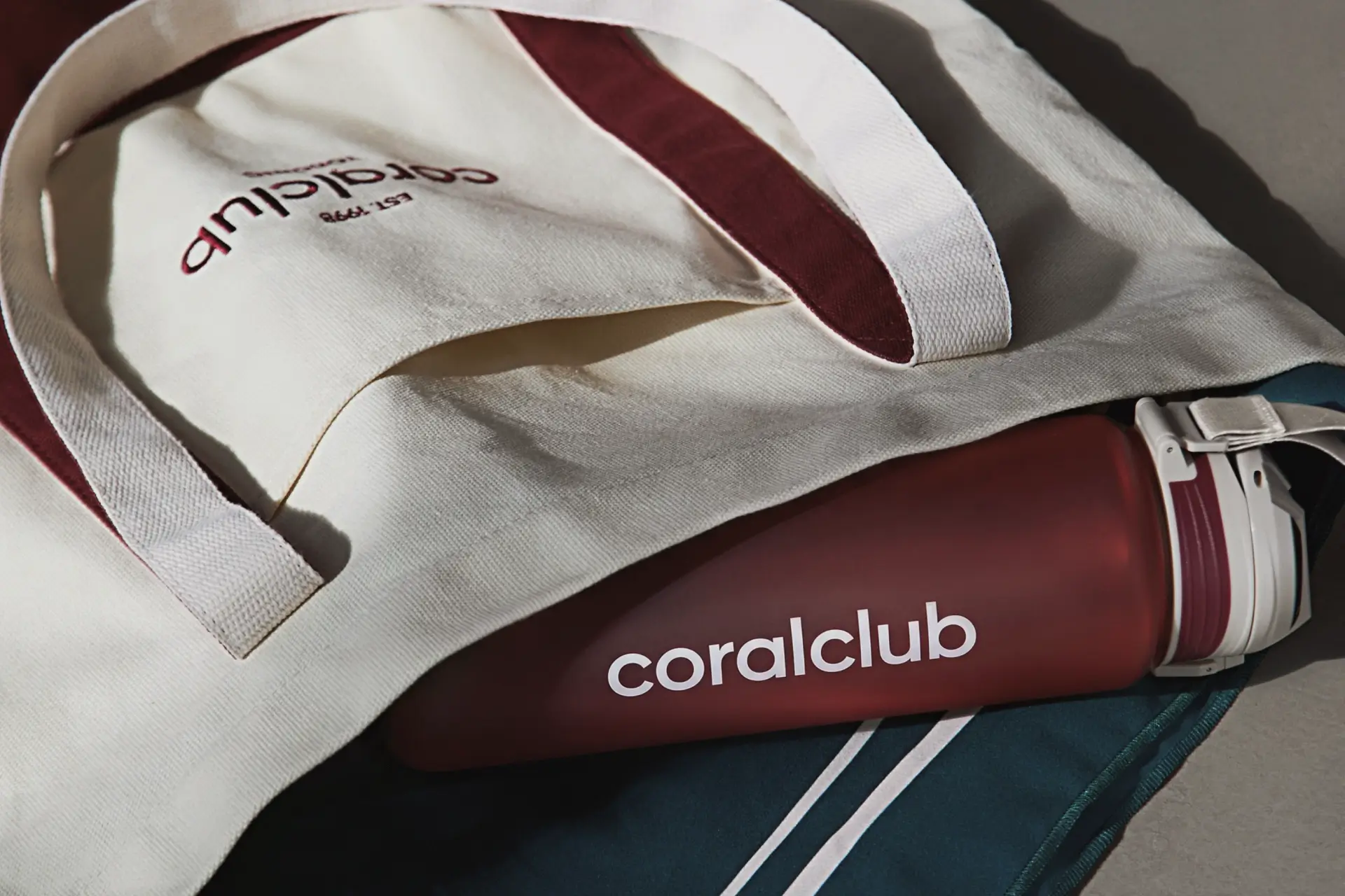 Пластикова пляшка coralclub, бордова